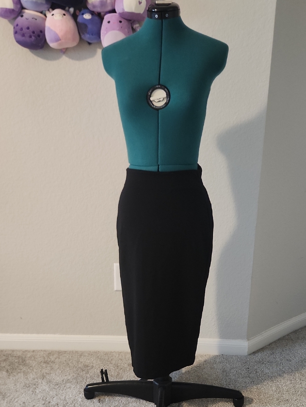 Vince Camuto Black Pencil Skirt - Sleek Mid-Length Silhouette